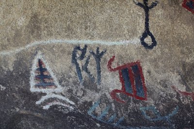 Indische Petroglyphen Nordamerikas. Gemälde in den 50er Jahren für die Dreharbeiten eines Westerns hinzugefügt. Joshua Tree Nationalpark, Kalifornien, USA. Nordamerikanische Indianerkultur von Unknown